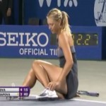 Maria Sharapova se tord la cheville ! (VIDEO)