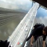 Des ados escaladent un pont sans aucune protection (VIDEO)