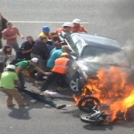Ils sauvent la vie d&rsquo;un motard en soulevant une voiture en feu (VIDEO)