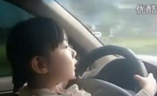 A 4 ans, elle conduit la voiture de ses parents (VIDEO)