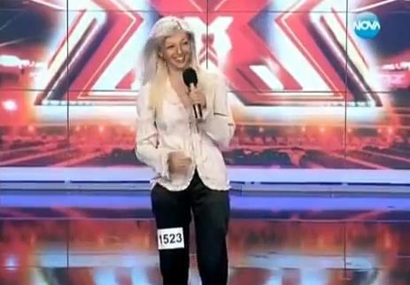Bulgarie : une candidate de « X Factor » tombe de la scène (VIDEO)