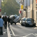 Créneau foireux : sa voiture finit sur deux roues (PHOTOS)