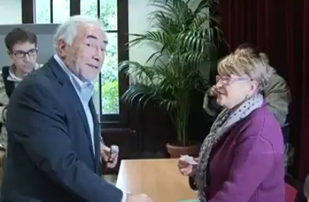 Primaire PS : DSK a voté Martine Aubry à Sarcelles (VIDEO)