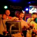 Il crame les cheveux de son pote en plein karaoké ! (VIDEO)
