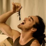 Il mange un scorpion vivant (VIDEO)