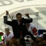Hockey : un entraîneur russe s&rsquo;en prend au public à coups de crosse (VIDEO)