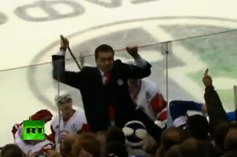 Hockey : un entraîneur russe s’en prend au public à coups de crosse (VIDEO)