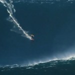 Il surfe sur une vague de 27 mètres de haut ! (VIDEO)