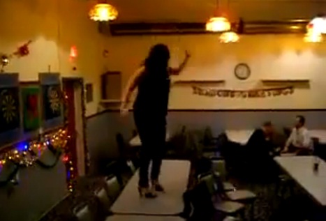 Fille ivre qui danse sur une table (VIDEO)