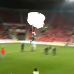 Il atterrit en parachute sur un terrain de football (VIDEO)