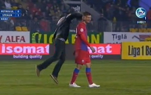 Roumanie : un supporter agresse un joueur en plein match (VIDEO)