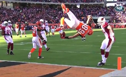 Football américain : il effectue un salto avant pour inscrire un touchdown ! (VIDEO)