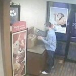 Il pénètre dans un McDo et se fait à manger (VIDEO)