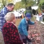 Clash entre une mamie et des ouvriers (VIDEO)