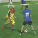 Pastore dribblé par un… clown (VIDEO)