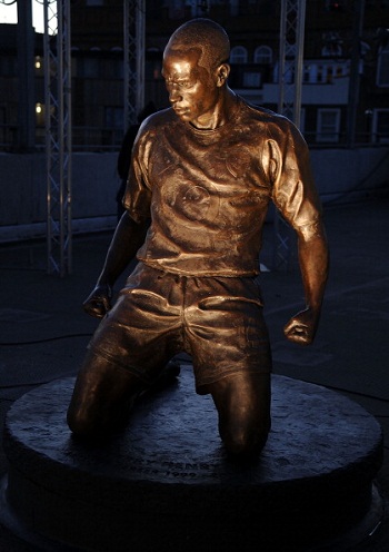 Arsenal : Thierry Henry a sa statue à Londres ! (VIDEO)