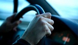Mains sur le volant