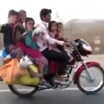 Inde : une famille entière sur une moto (VIDEO)