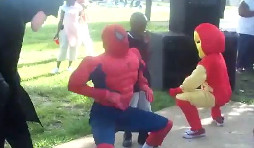 Quand des super-héros gâchent la fête d’anniversaire d’un petit (VIDEO)