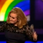 Adele fait un doigt d&rsquo;honneur aux Brit Awards (VIDEO)