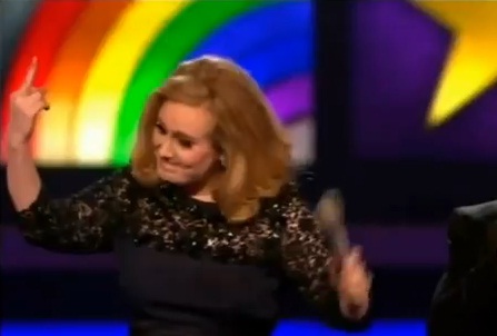 Adele fait un doigt d&rsquo;honneur aux Brit Awards (VIDEO)