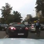 Un cycliste énervé casse le rétro d&rsquo;un automobiliste (VIDEO)