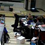 Amiens : un étudiant pète les plombs en plein cours ! (VIDEO)