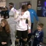 Iker Casillas se cure le nez et s&rsquo;essuie sur un enfant (VIDEO)