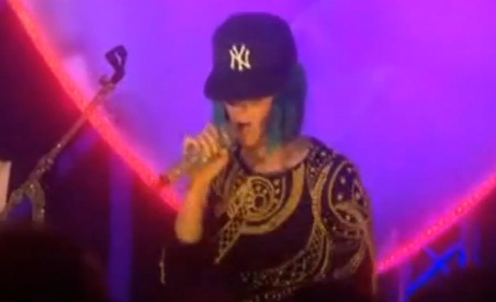Katy Perry reprend  « Ni**as In Paris » de Jay-z et Kanye West (VIDEO)