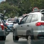 Choc : une conductrice fonce sur un motard avec sa voiture ! (VIDEO)
