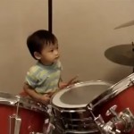 Il joue de la batterie à… 1 an (VIDEO)
