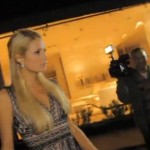 Paris Hilton provoque une bagarre entre un paparazzi et un serveur (VIDEO)