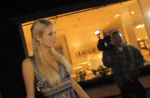 Paris Hilton provoque une bagarre entre un paparazzi et un serveur (VIDEO)