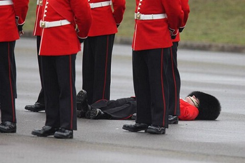 Un garde s’évanouit au passage de Kate Middleton (VIDEO)