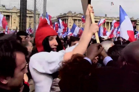 Une Marianne malmenée au meeting de Nicolas Sarkozy (VIDEO)