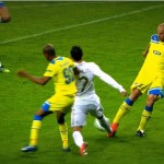 Un joueur de l&rsquo;Apoel perd 2 dents en plein match (VIDEO)