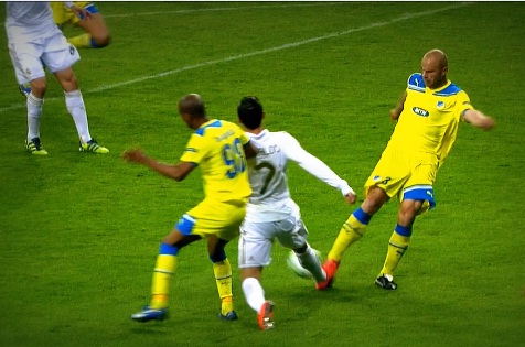 Un joueur de l’Apoel perd 2 dents en plein match (VIDEO)