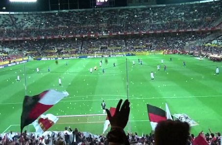 Les supporters de Séville balancent des balles de tennis sur le terrain pour perturber le match (VIDEO)