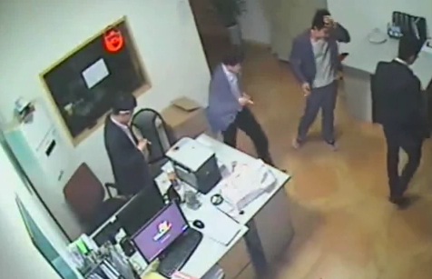 Son briquet lui explose au visage (VIDEO)