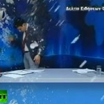 Grèce : un journaliste bombardé de yaourts et d&rsquo;oeufs en direct (VIDEO)