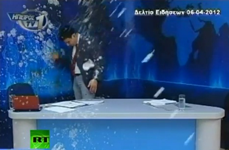 Grèce : un journaliste bombardé de yaourts et d’oeufs en direct (VIDEO)