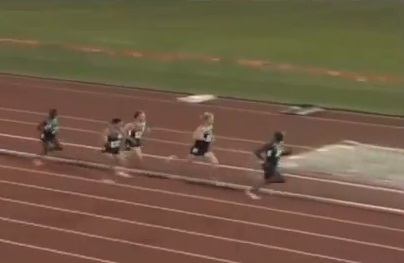 Un athlète oublie un tour lors d’un 5000 mètres (VIDEO)