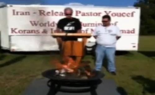 Un pasteur brûle des Corans pour protester contre la détention d’un chrétien en Iran (VIDEO)
