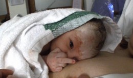 bebe doigt d'honneur