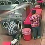 Choc : Il met son enfant dans la machine à laver (VIDEO)