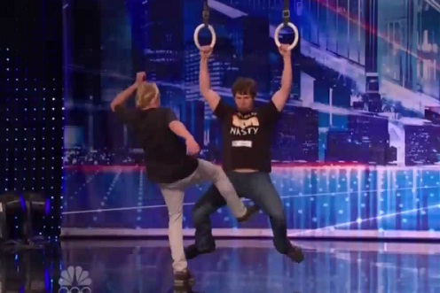 America’s got talent : Horse, l’homme aux testicules d’acier (VIDEO)