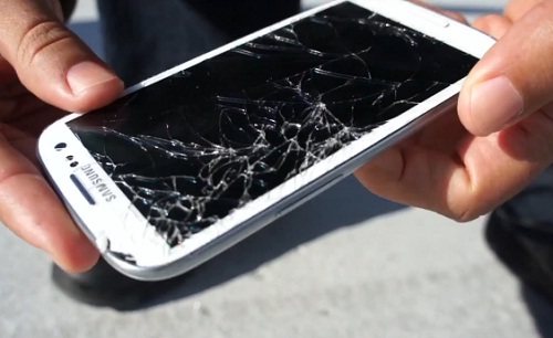 Crash test : Galaxy S3 vs iPhone 4s (VIDEO)