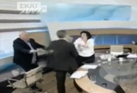 Grèce : un député néo-nazi agresse 2 députées en direct à la télé (VIDEO)