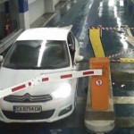 Une femme fonce dans une barrière de parking (VIDEO)