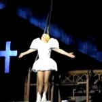 Lady Gaga se prend une barre de fer en pleine tête ! (PHOTO ET VIDEO)